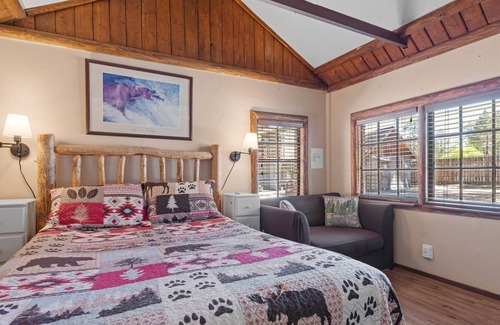 The Village Cottage | Grizzly Bear Studio Pet Friendly Walk to Village, Lake and Forest