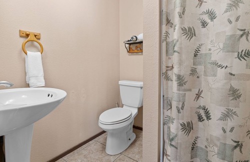 The Village Cottage | Grizzly Bear Studio Pet Friendly Walk to Village, Lake and Forest