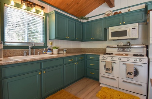 Green Valley Lake Cabin | Grizzly Cabin - Sledding, fire pit, BBQ, dog friendly!