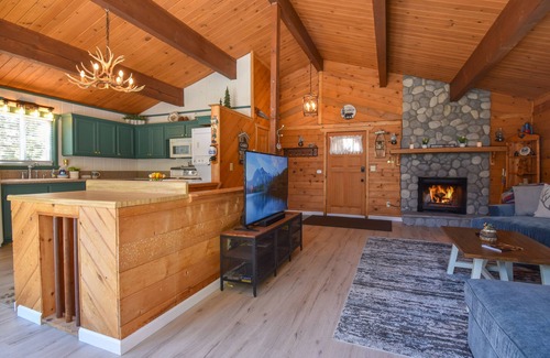 Green Valley Lake Cabin | Grizzly Cabin - Sledding, fire pit, BBQ, dog friendly!