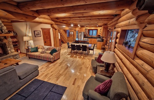 Golden Ski Chalet | GrizzPaw Lodge 5 Bedroom Sleeps 14 People, Kicking Horse Mountain Resort