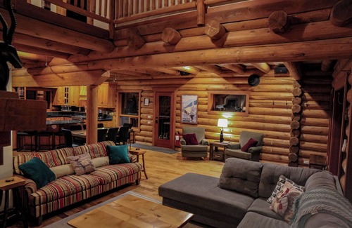 Golden Ski Chalet | GrizzPaw Lodge 5 Bedroom Sleeps 14 People, Kicking Horse Mountain Resort