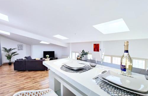 Magdeburg Apartment | Großes modernes Loft mit Tischkicker und Billiard in Uni und Klinik Nähe