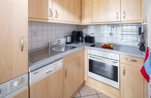 Norderney Apartment | Großzügig Geschnittenen Balkon mit Schönem Holzbelag, mit 4 Bequemen Terrassenst