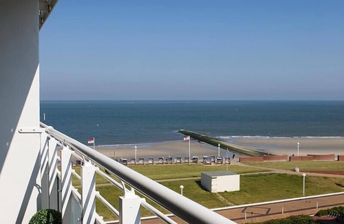 Norderney Apartment | Großzügig Geschnittenen Balkon mit Schönem Holzbelag, mit 4 Bequemen Terrassenst