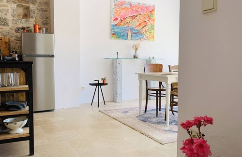 East Mani Apartment | Großzügige Ferienwohnung mit Terrasse. 5 Minuten zu Fuss bis zum Strand