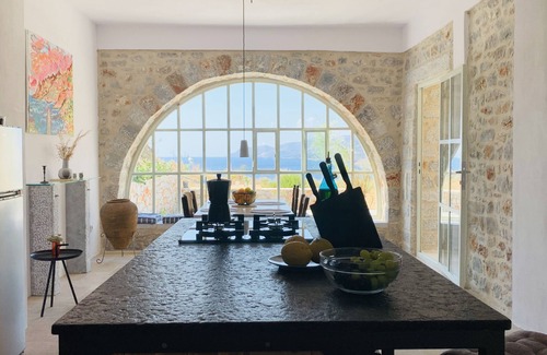 East Mani Apartment | Großzügige Ferienwohnung mit Terrasse. 5 Minuten zu Fuss bis zum Strand