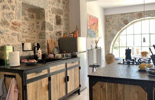 East Mani Apartment | Großzügige Ferienwohnung mit Terrasse. 5 Minuten zu Fuss bis zum Strand
