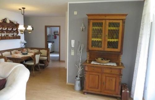 Marktredwitz Apartment | Großzügige Ferienwohnung für 5 Personen mit überdachter Terrasse und wundervollem Garten mit Koi-Teich in Waldnähe