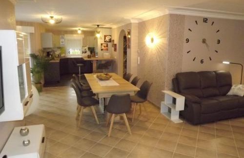 Lauta Apartment | Großzügige Ferienwohnung am Waldesrand im Seenland