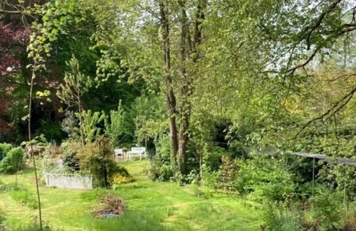 Wiesmoor Apartment | Großzügige, Heimelige Ferienwohnung mit Gartenblick und Besonderem Flair
