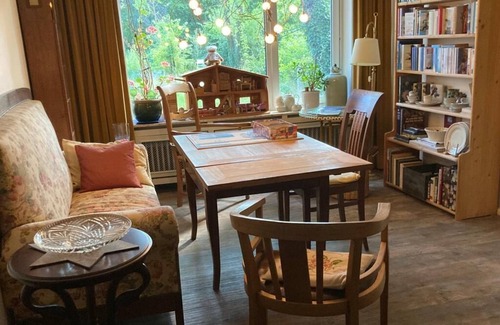 Wiesmoor Apartment | Großzügige, Heimelige Ferienwohnung mit Gartenblick und Besonderem Flair
