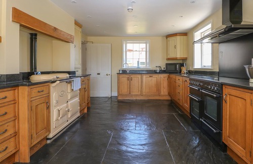 Kingsley House | GROOMES COUNTRY HOUSE, pet friendly, with hot tub in Farnham