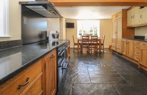 Kingsley House | GROOMES COUNTRY HOUSE, pet friendly, with hot tub in Farnham