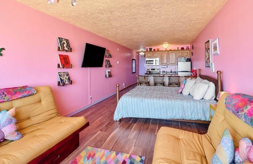 Lincoln City Condo | Groovy Oceanfront Suite - Top Floor - Pool and Sauna - Sleeps 4!