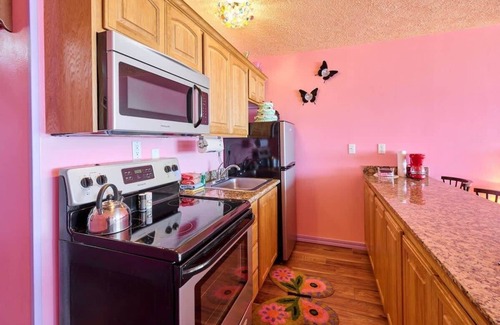 Lincoln City Condo | Groovy Oceanfront Suite - Top Floor - Pool and Sauna - Sleeps 4!