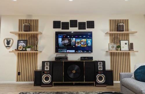 Saint Peter Apartment | Groovy Retro Music Lovers Mid-Mod Experience! - Downtown Prime
