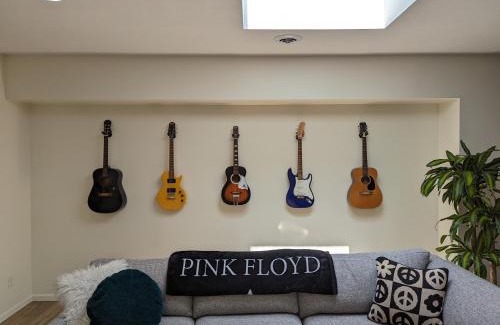 Saint Peter Apartment | Groovy Retro Music Lovers Mid-Mod Experience! - Downtown Prime