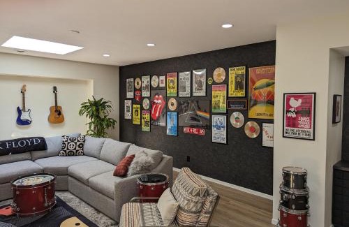 Saint Peter Apartment | Groovy Retro Music Lovers Mid-Mod Experience! - Downtown Prime