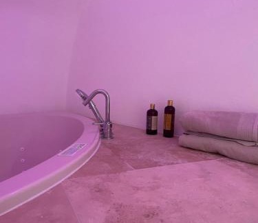 Pierrefeu-du-Var Apartment | Grotte love