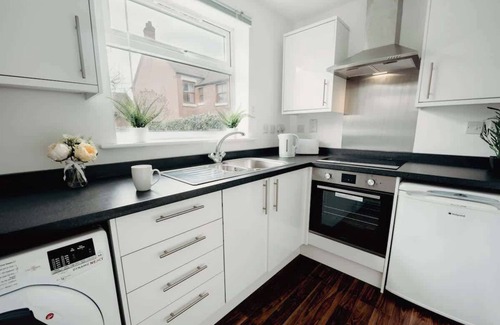Hinckley Condo | Ground Floor 2-Bed Apartment | Free WiFi & Parking