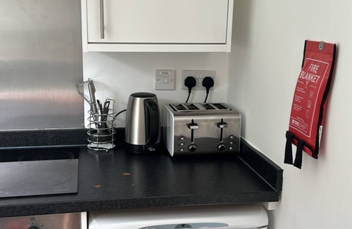 Hinckley Condo | Ground Floor 2-Bed Apartment | Free WiFi & Parking