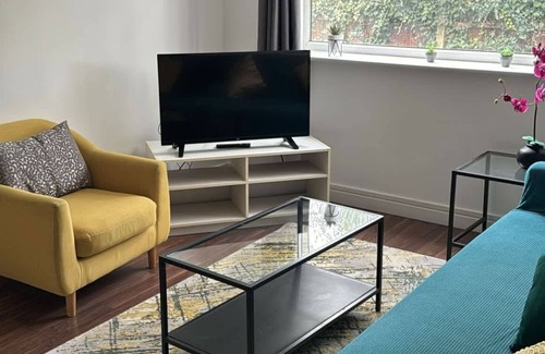 Hinckley Condo | Ground Floor 2-Bed Apartment | Free WiFi & Parking