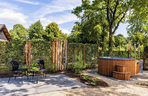 Municipality of Ede House | Ground-floor 4-person lodge with a private hot tub in the garden. Compact, cozy and fully equipped.