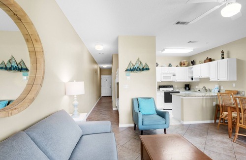 Crystal Beach Condo | ☀Ground Floor~Across From Beach~Community Pool~ Hot Tub~The Perfect Place🌴