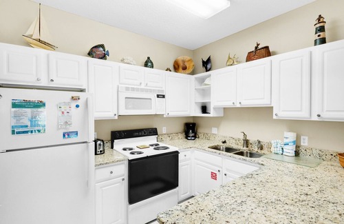 Crystal Beach Condo | ☀Ground Floor~Across From Beach~Community Pool~ Hot Tub~The Perfect Place🌴
