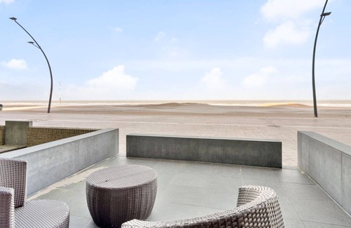 Hetchegass Apartment | Ground floor apartment on the seawall of De Panne!
