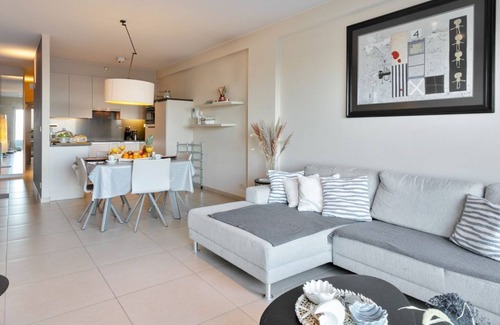 Hetchegass Apartment | Ground floor apartment on the seawall of De Panne!