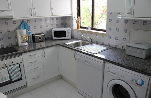 Carvoeiro Apartment | Ground floor apartment with pool, internet and A/C in central Carvoeiro, Algarve