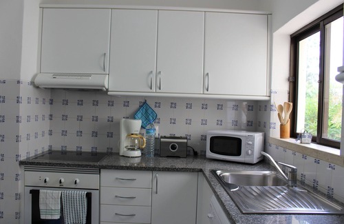 Carvoeiro Apartment | Ground floor apartment with pool, internet and A/C in central Carvoeiro, Algarve