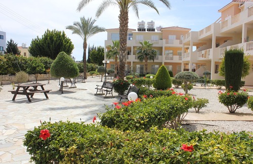 Universal Apartment | Ground Floor Apartment with Pool and Gardens close to Local Amenities and Beach