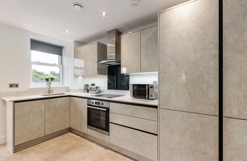 Leatherhead Apartment | Ground Floor Apt Disabled Access Parking