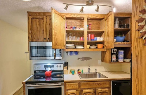Lincoln City Condo | Ground Floor Beachfront Condo Suite - Sleeps 4 - Pool and Sauna!