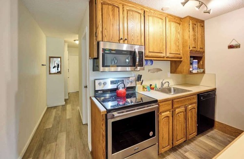 Lincoln City Condo | Ground Floor Beachfront Condo Suite - Sleeps 4 - Pool and Sauna!