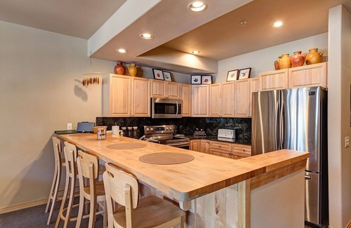 Warrior's Mark Condo | Ground floor condo near Main St in Breckenridge! Shared hot tub, Spacious, Fitne