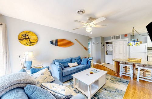 Caine Woods Condo | Ground-floor condo with pool & fenced patio - 4 blocks to the beach
