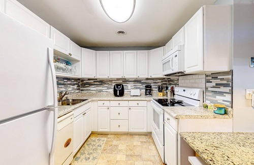 Caine Woods Condo | Ground-floor condo with pool & fenced patio - 4 blocks to the beach