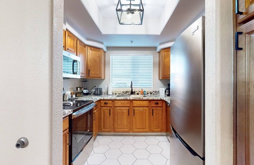 Chandler House | Ground-floor condo with on-site pool, pickleball, hot tub, gym & private balcony