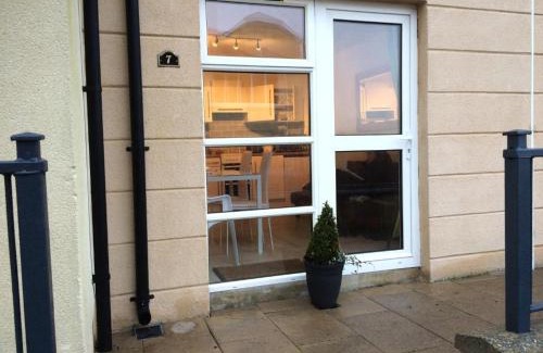 Drumacrin Apartment | Ground Floor Deluxe Seaside Apartment With Patio & Private Entrance, marine court