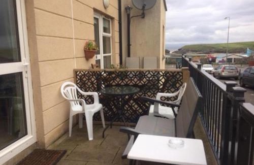Drumacrin Apartment | Ground Floor Deluxe Seaside Apartment With Patio & Private Entrance, marine court