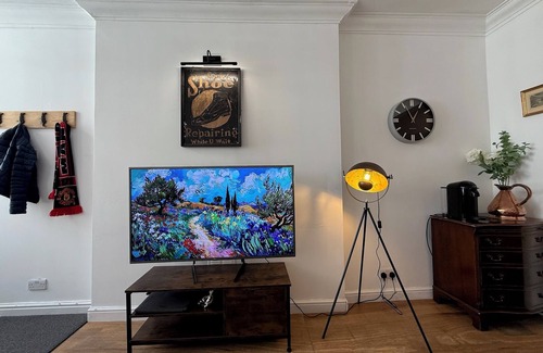 Hanger Hill Apartment | Ground Floor Flat in a Heritage Building. 3 minutes to Euston Station