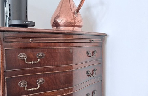 Hanger Hill Apartment | Ground Floor Flat in a Heritage Building. 3 minutes to Euston Station