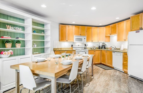 Birch Bay Condo | Ground-floor garden condo with indoor pool, hot tub, tennis & racquetball