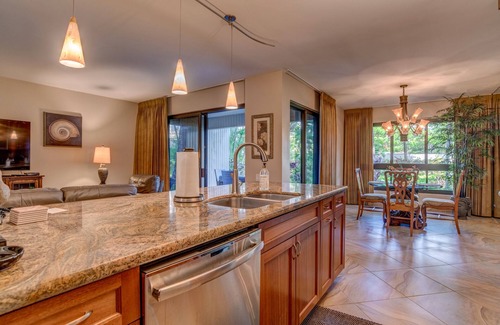 Kaanapali Condo | GROUND FLOOR GARDEN OASIS Peaceful and convenient! REDUCED RATES FOR 2024