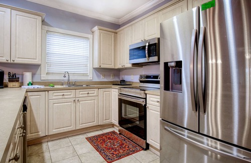 Central Myrtle Beach Condo | Ground-floor golf condo with pool, on-site golf, screened patio, fireplace, & AC