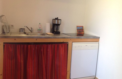 Ceret Apartment | Ground floor House ideally located with garden and private pool for rent.